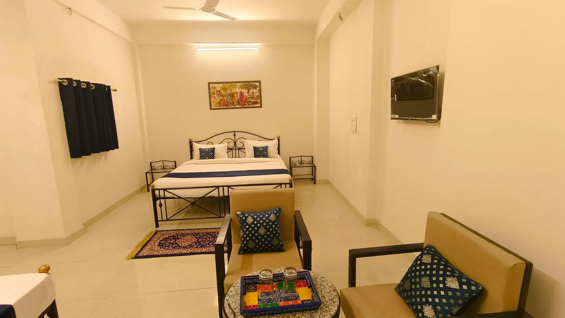 Luxury Hotel With Swimming Pool In Udaipur