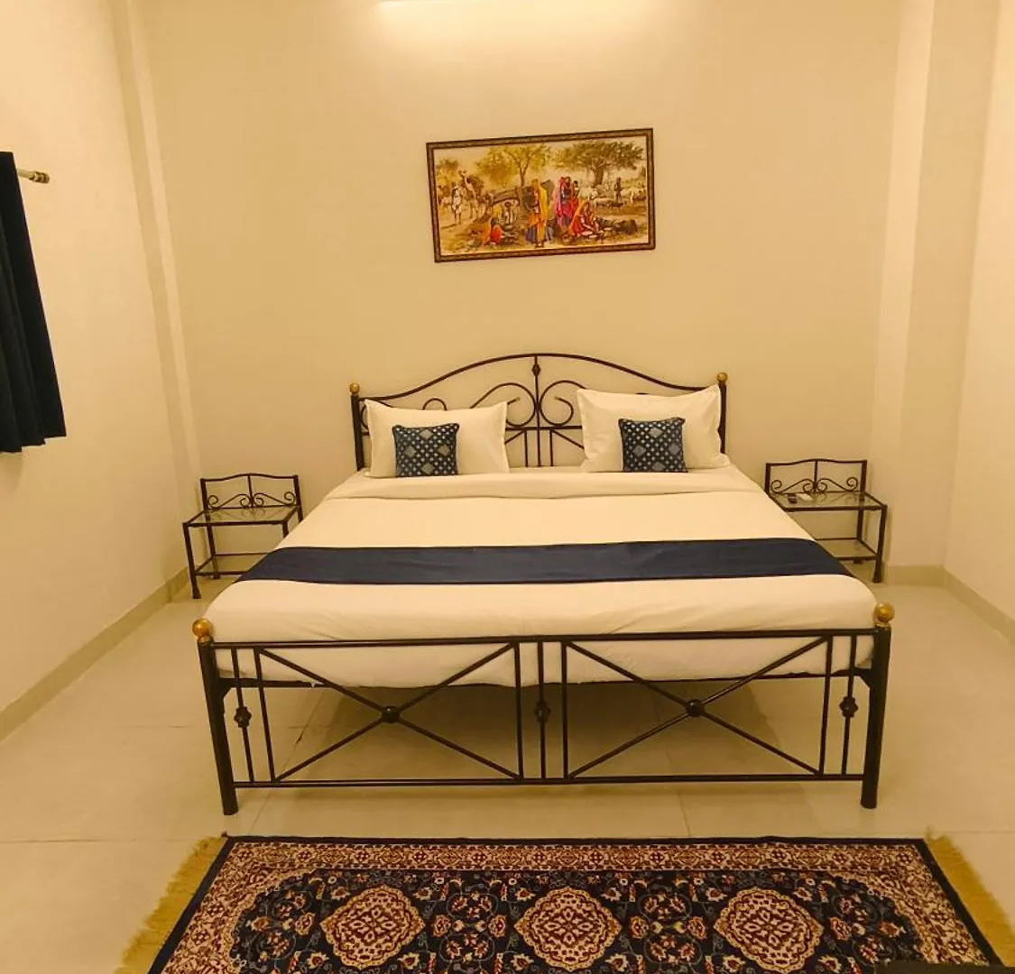 Luxury Hotel With Swimming Pool In Udaipur