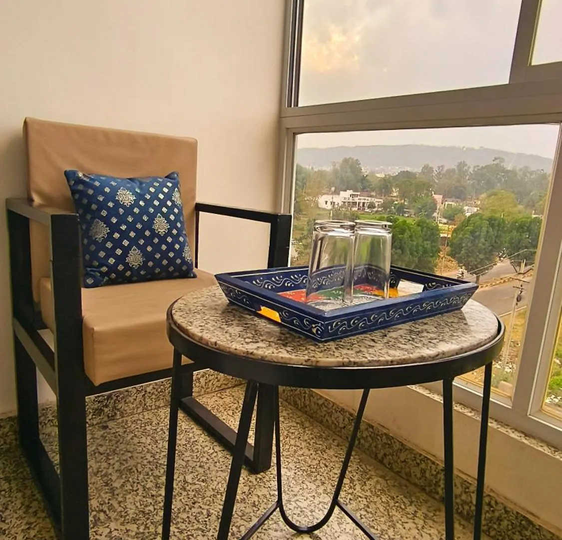 Luxury Hotel With Swimming Pool In Udaipur