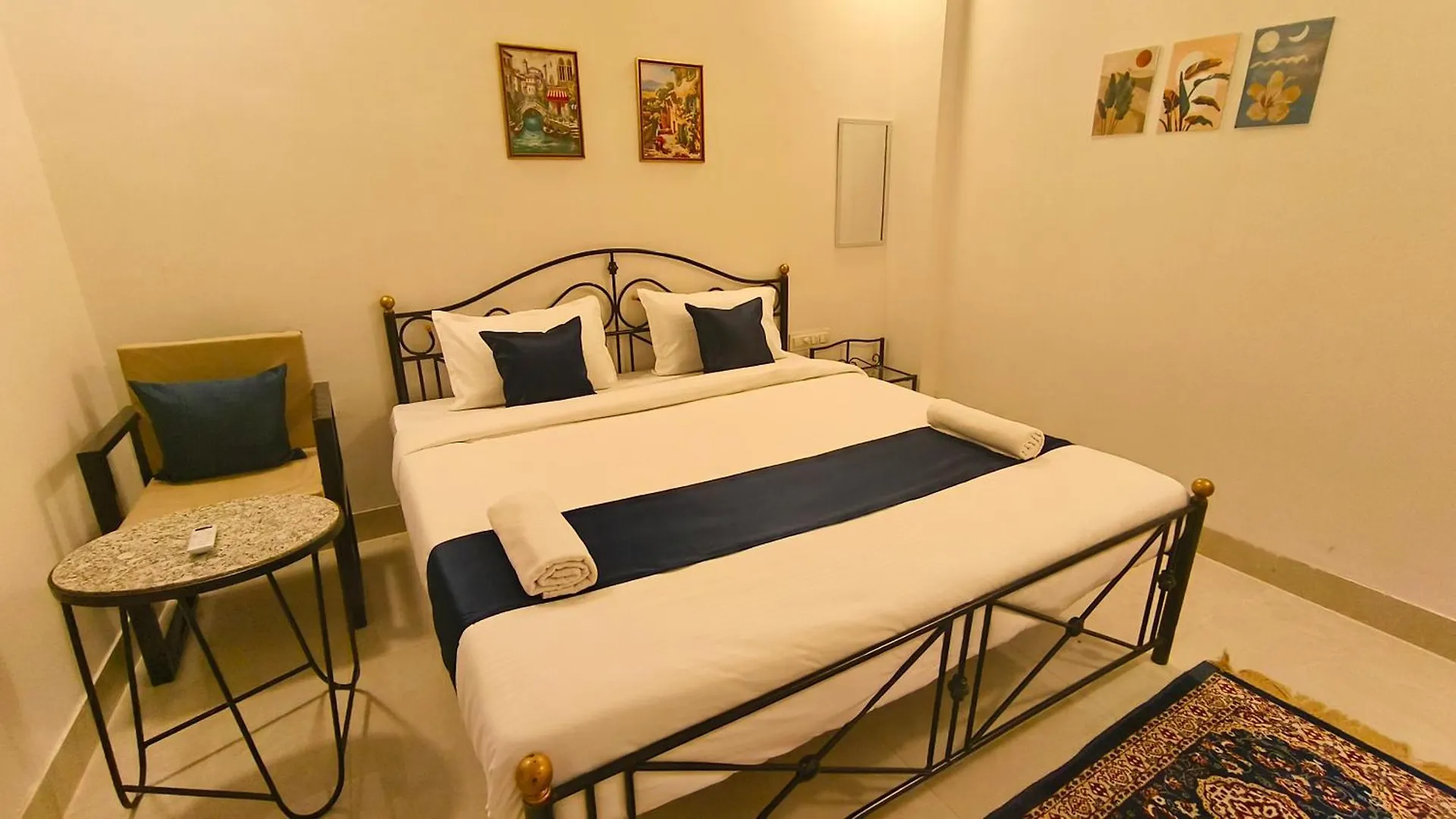 Luxury Hotel With Swimming Pool In Udaipur